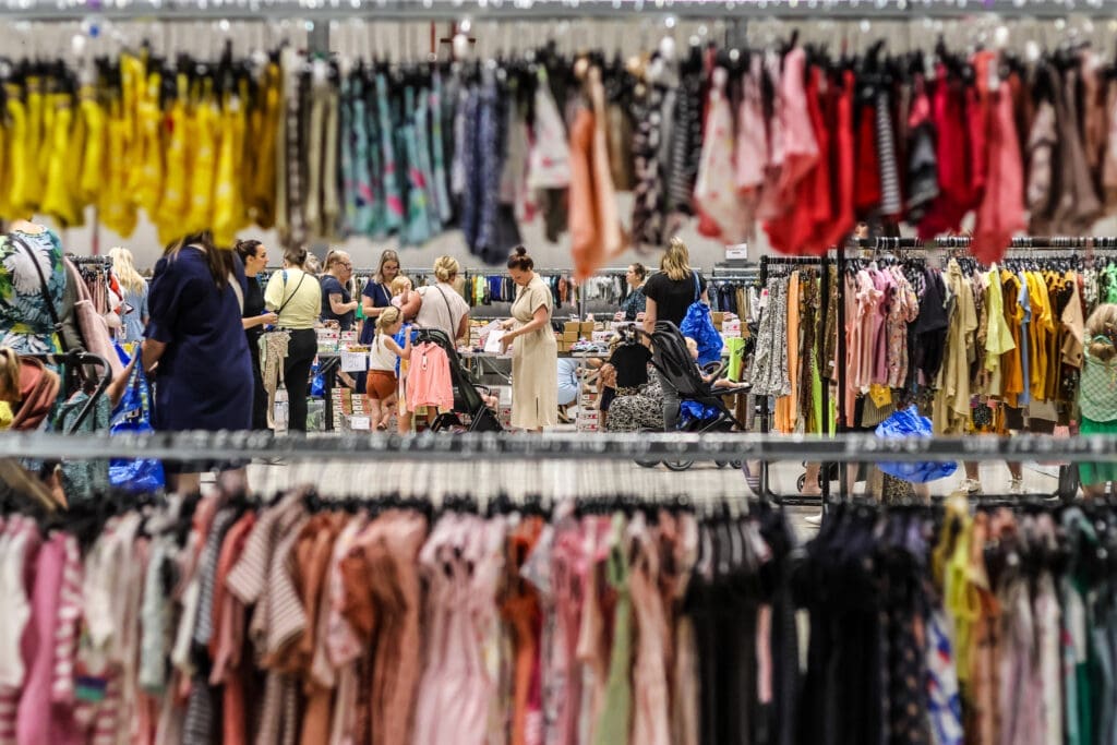 Kledingrek vol met kleding bij organisatie shoppingevent Breepark Breda