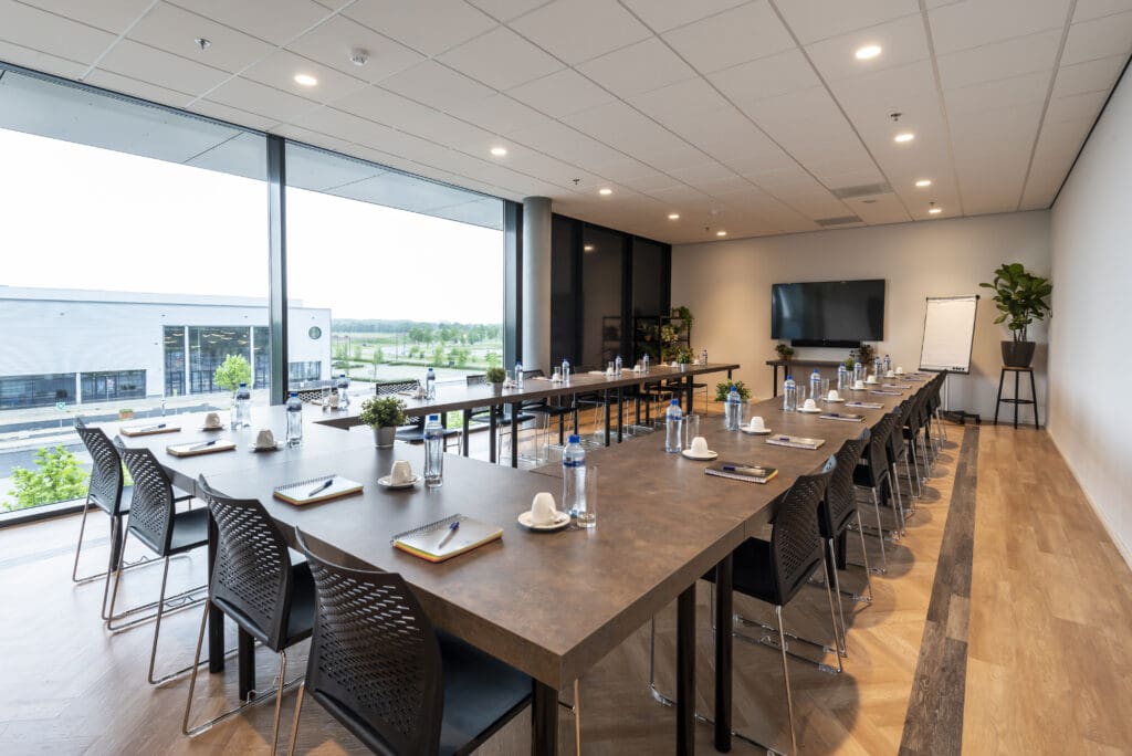 Vergaderruimte tot 50 personen in Breda bij evenementenlocatie Breepark met veel daglicht