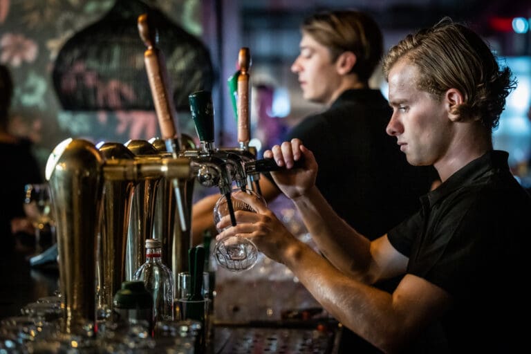 medewerkers van Breepark aan het werk achter de bar