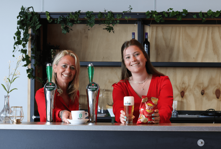 Twee medewerkers van horeca aan het werk achter de bar bij breepark