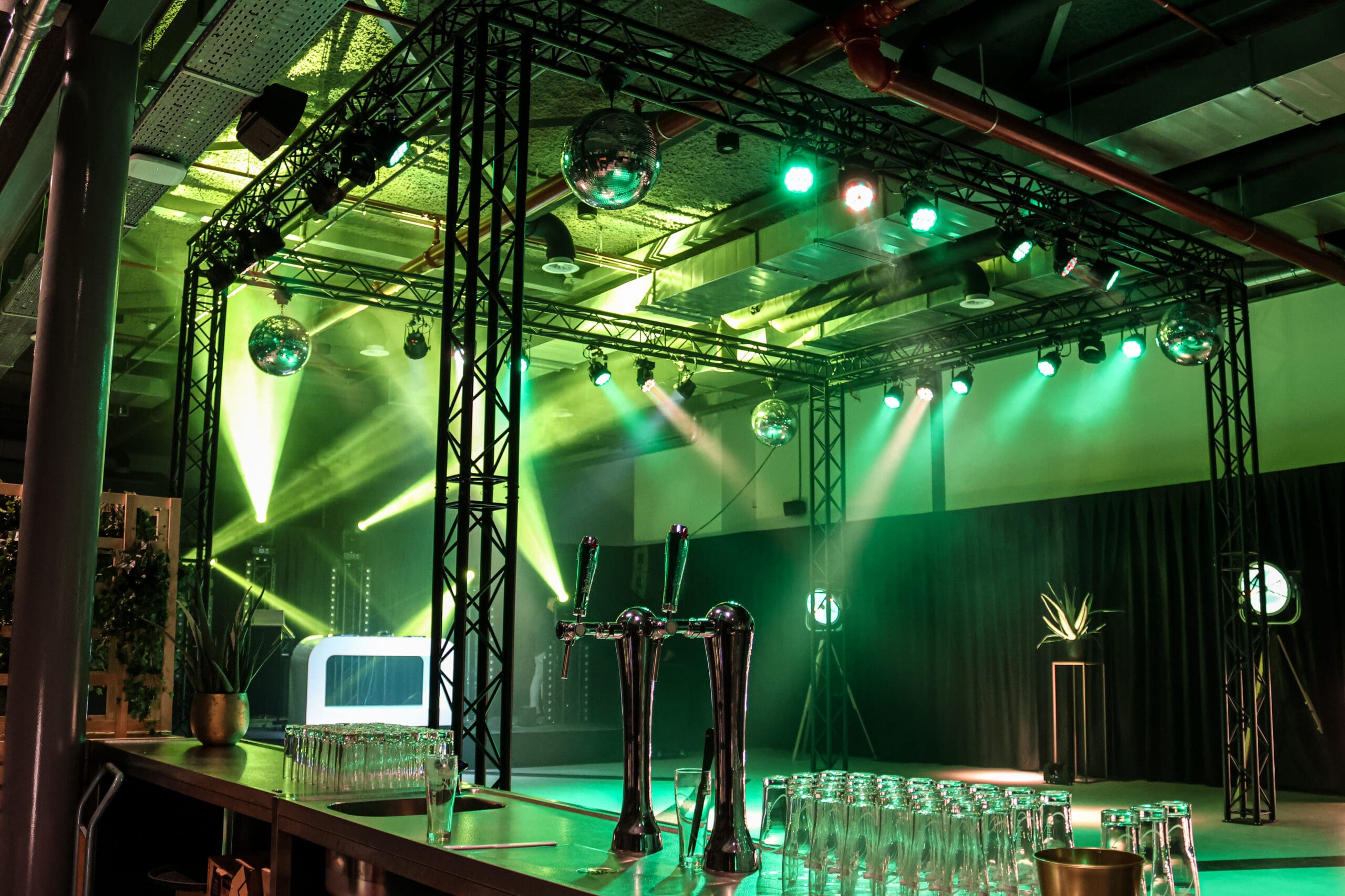 Kleine ruimte met cafesfeer bij evenementenlocatie Breepark in Breda geschikt voor personeelsfeest
