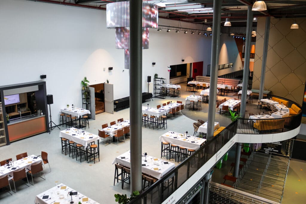 Luxe diner overzicht foto in de hal van Breepark in Breda voor bedrijfsevenement
