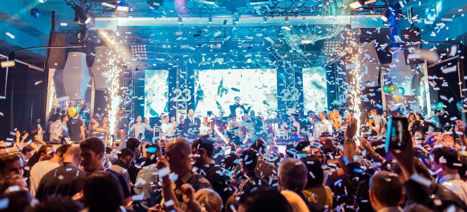 Personeelsfeest bij Breepark in Breda waar mensen dansen voor het podium
