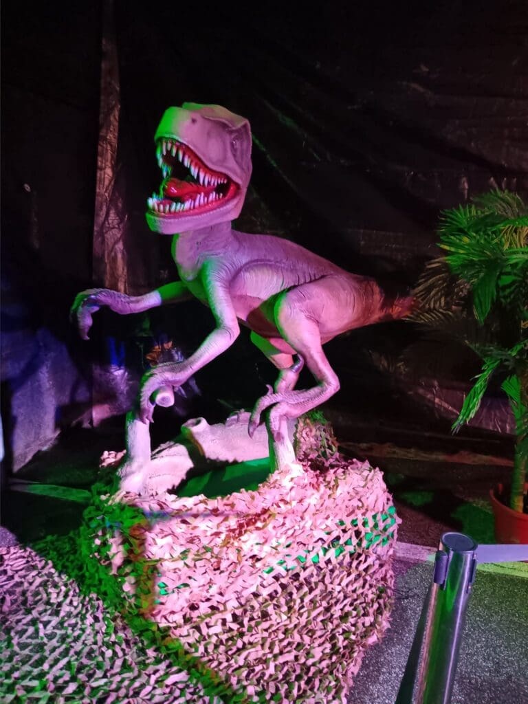 Dino standbeeld bij Jurassic Expo Breepark