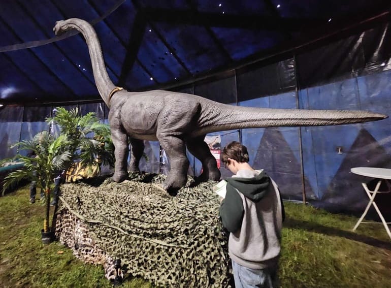 Dino expo in Breepark Breda kind bij dinosaurus
