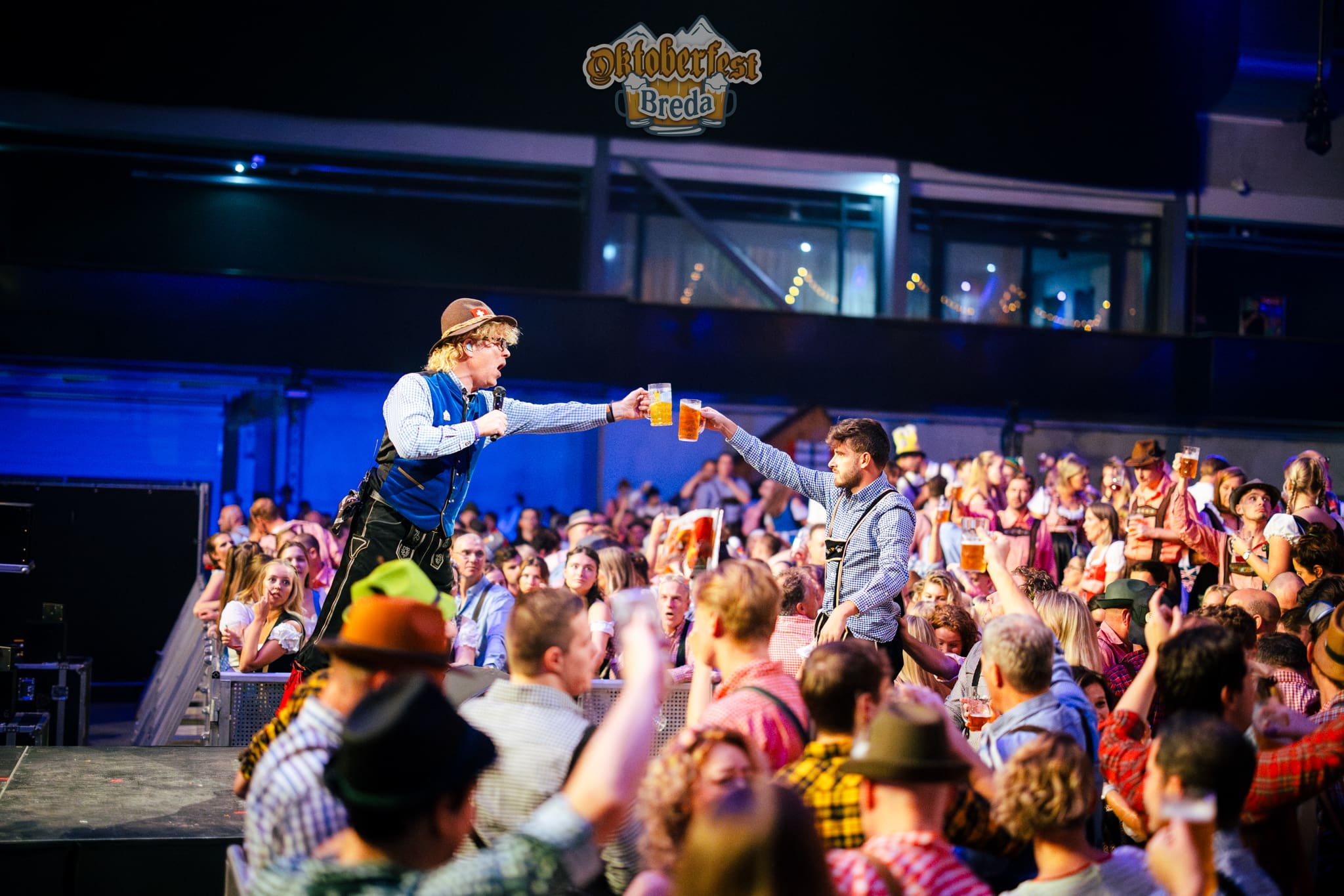 Stimmung mit Peter proost met een bezoekers tijdens Oktoberfest Breda in Breepark