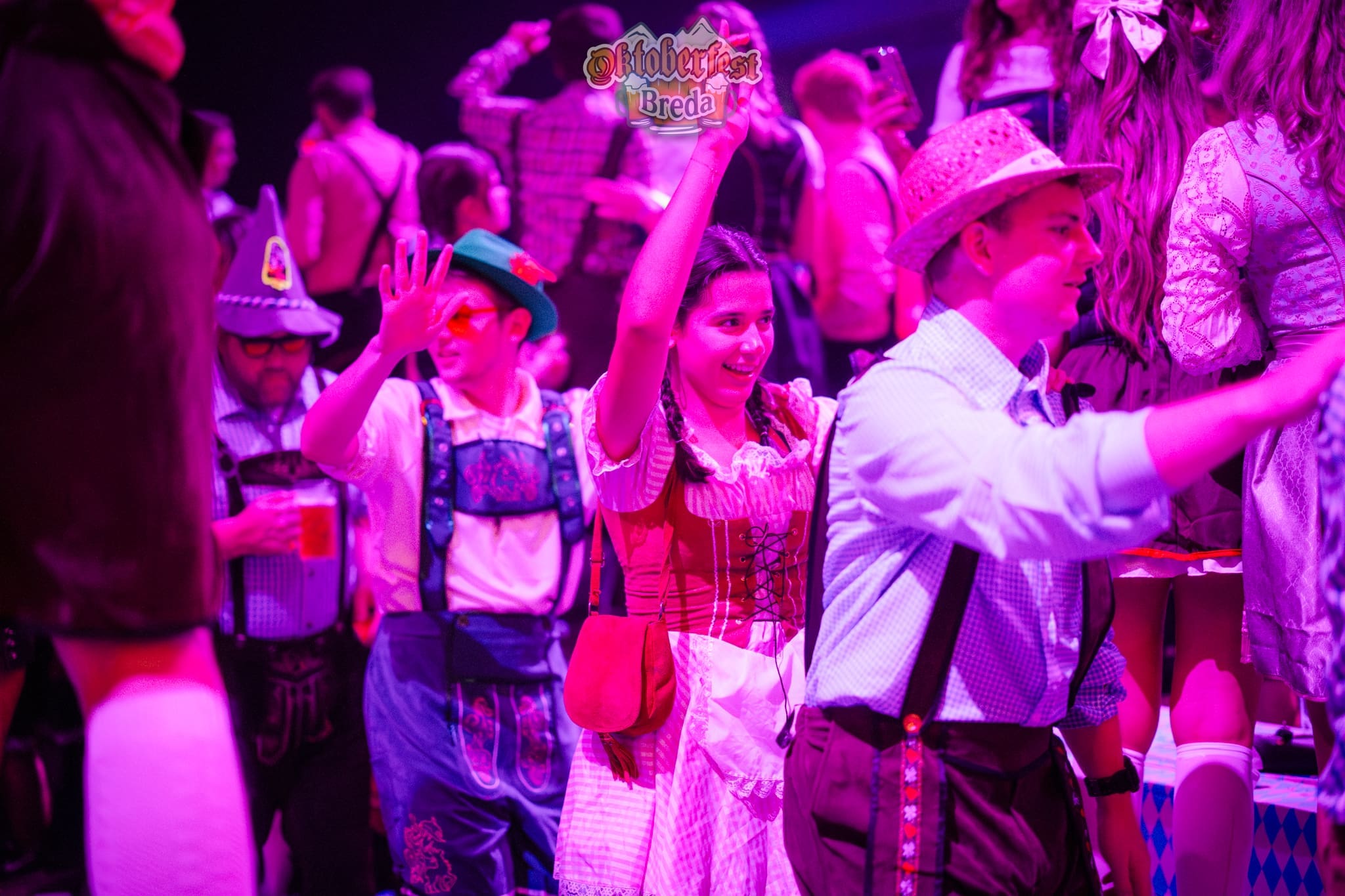 Mensen in Oktoberfest kleding die polonaise lopen tijdens Oktoberfest Breda in Breepark.