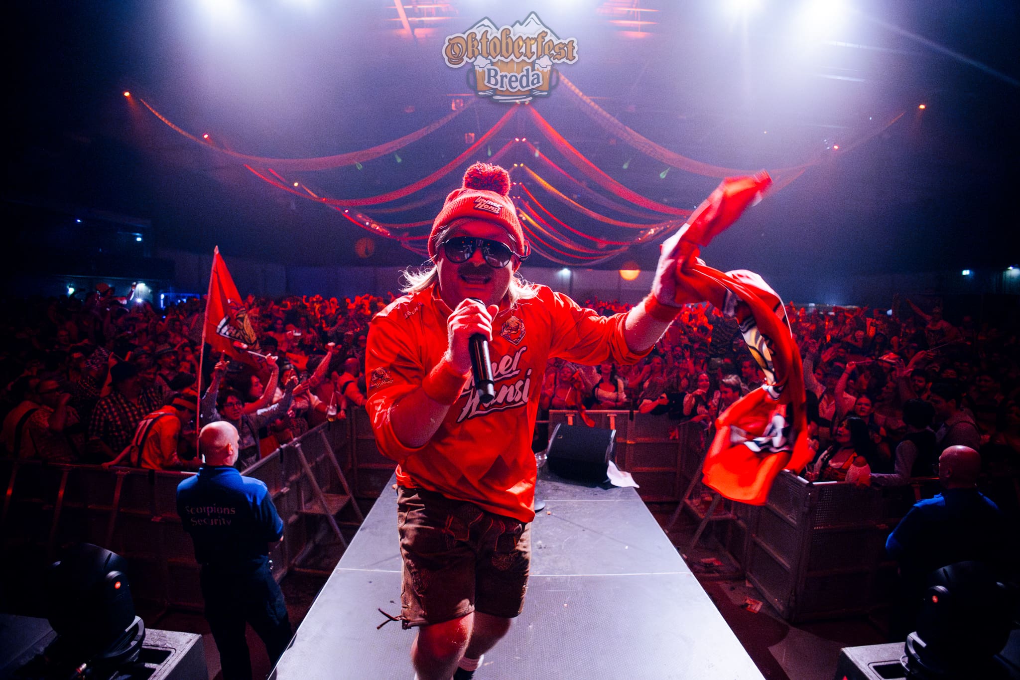 Immer Hansi op het podium tijdens zijn optreden bij Oktoberfest Breda in Breepark