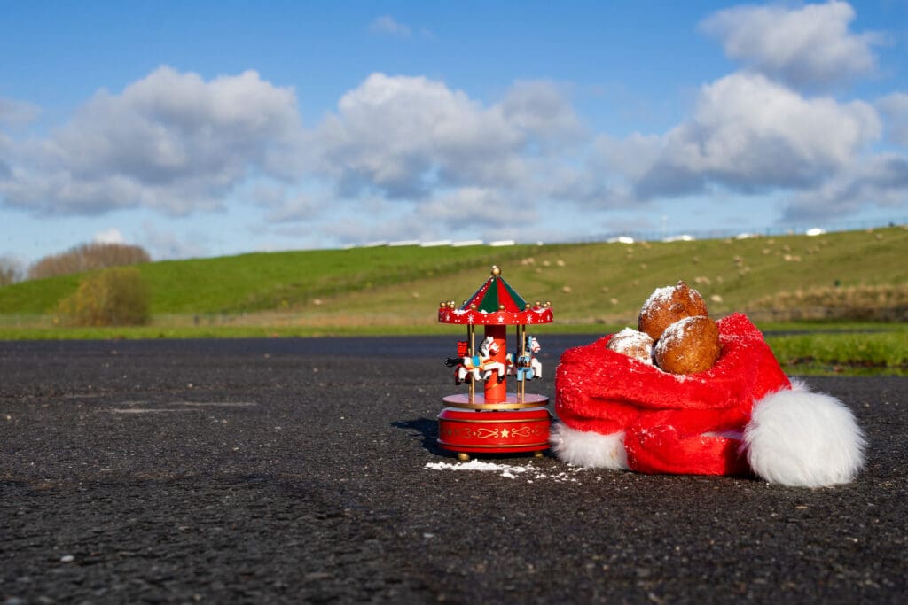 Draaimolen, kerstmuts met oliebollen bij De Oliebollen Drive-in Breda Breepark