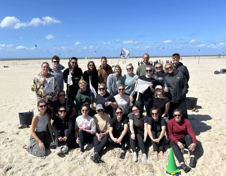 Werknemers van Breepark tijdens een bedrijfstuitje op het strand