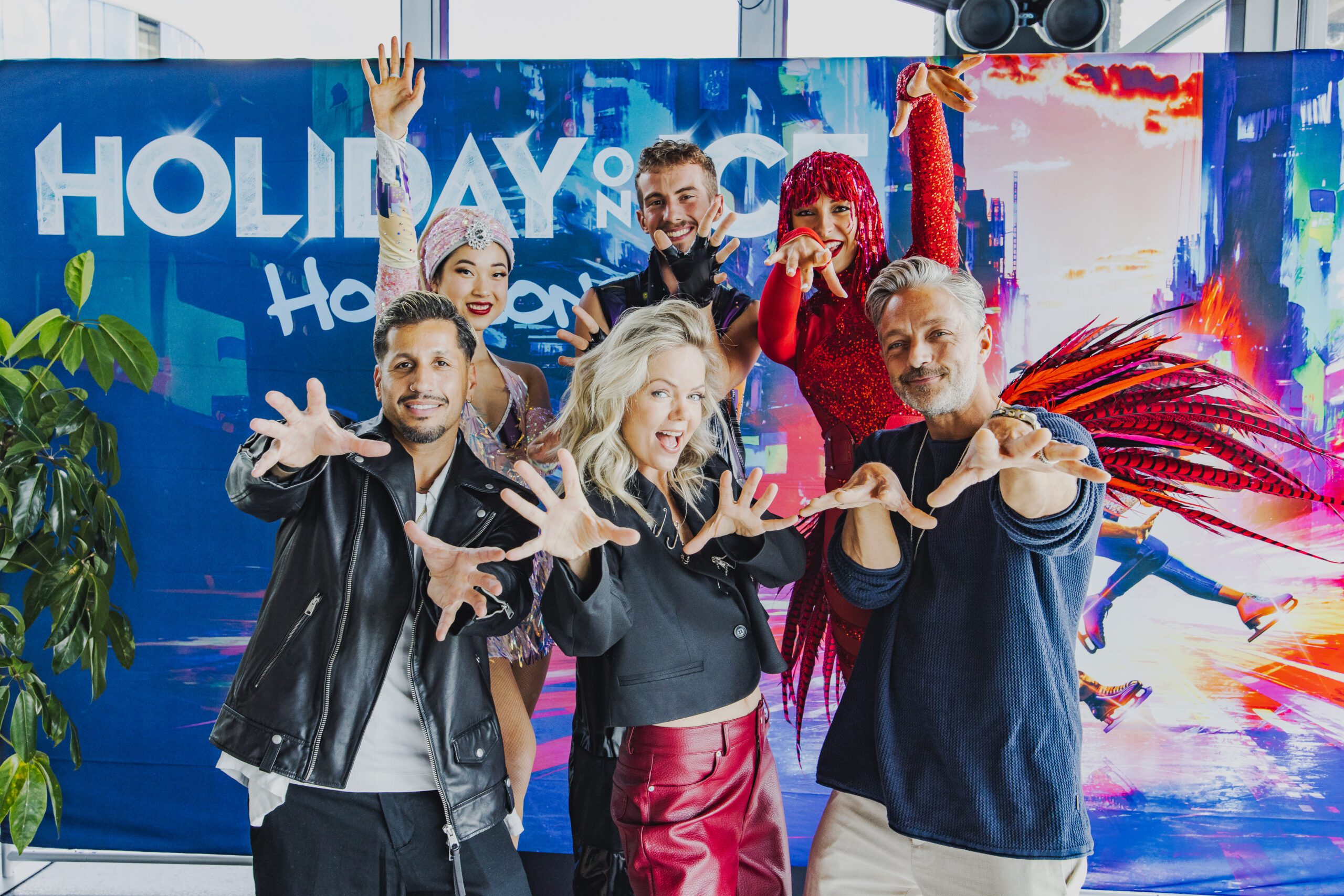 foto van Sita Vermeulen, Jody Bernal Tommie Chiristiaan. kijken lachend met handen naarvoen