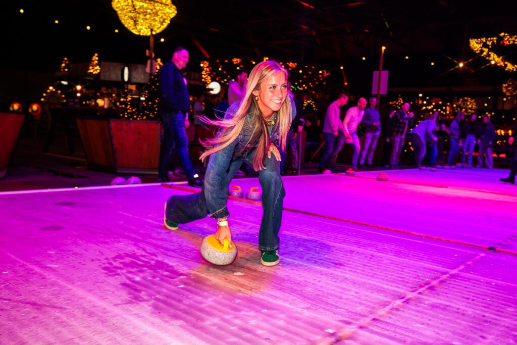 Vrouw die aan het curlen is tijdens Het Winter Walhalla