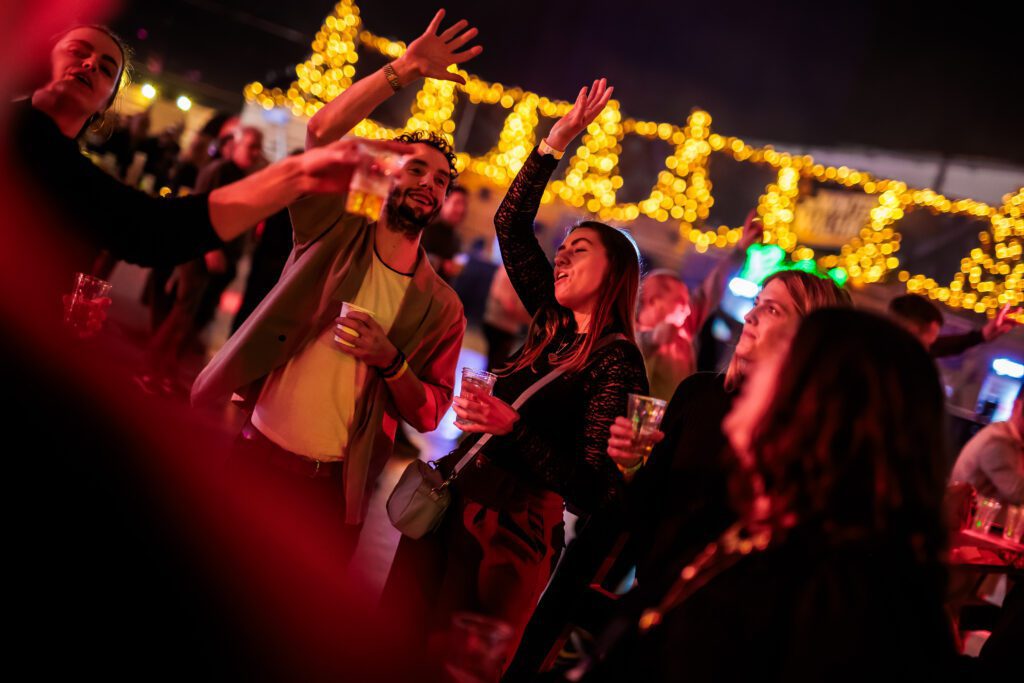 Mensen die feesten tijdens Het Winter Walhalla
